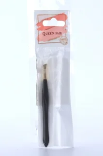 Пинцет Queen fair скошенный узкий 8,5 см покрытие Soft Touch цвет черный / золотистый