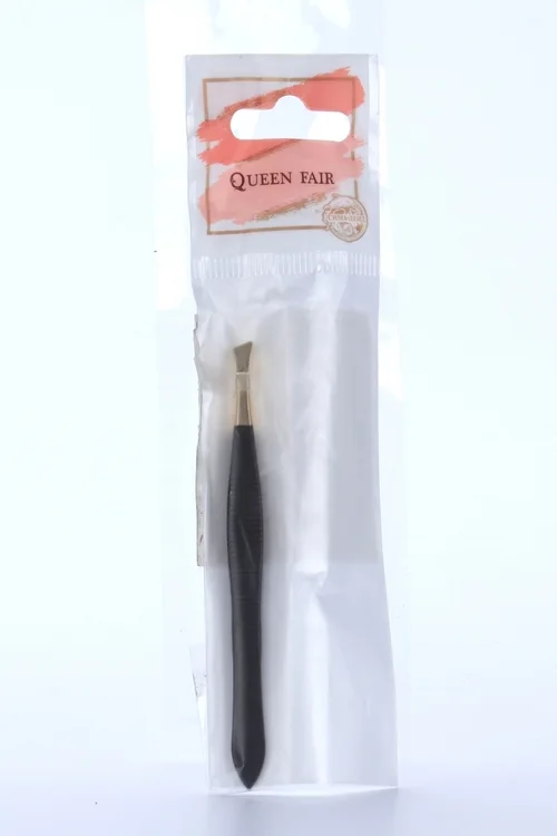 Пинцет Queen fair скошенный узкий 8,5 см покрытие Soft Touch цвет черный / золотистый